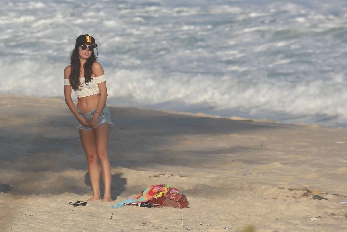 Isis Valverde esteve na praia da Reserva, no Rio