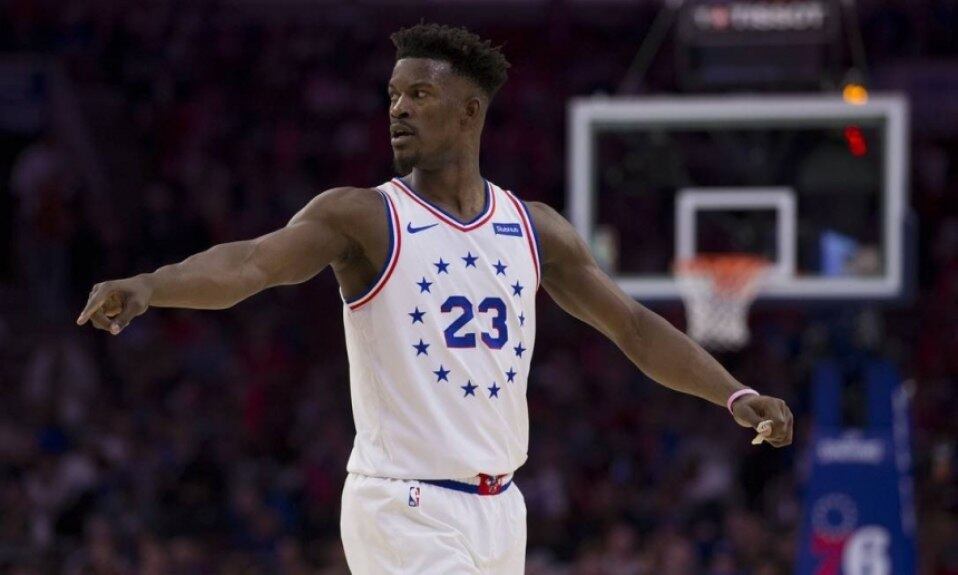 Jimmy Butler renovou o contrato com o Philadelphia 76ers para garantir um contrato máximo e foi trocado para o Miami Heat. O novo vínculo do ala será de US$ 142 milhões/4 anos.