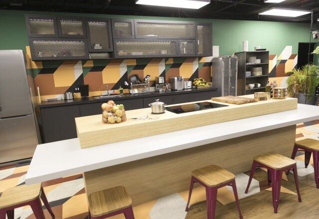 Além das provas, a cada episódio eles também precisam lidar com as dificuldades do confinamento