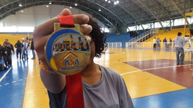 No feminino, a vitória foi de uma jovem de 17 anos, que competia pela Unidade Chiquinha Gonzaga, na Moóca, zona leste da capital paulista. "Nem me interessava muito pelo xadrez. Não tinha muita paciencia, mas fui desenvolvendo a estratégia de jogo. Fico muito orgulhosa de mim. Não acreditava que podia ganhar", festejou a jovem
