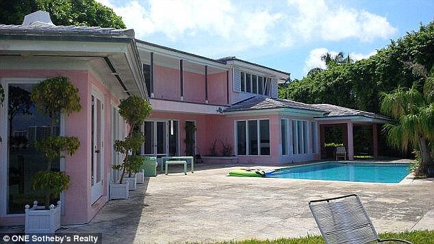 De acordo com informações do jornal Miami New Times, a propriedade foi construída em 1948