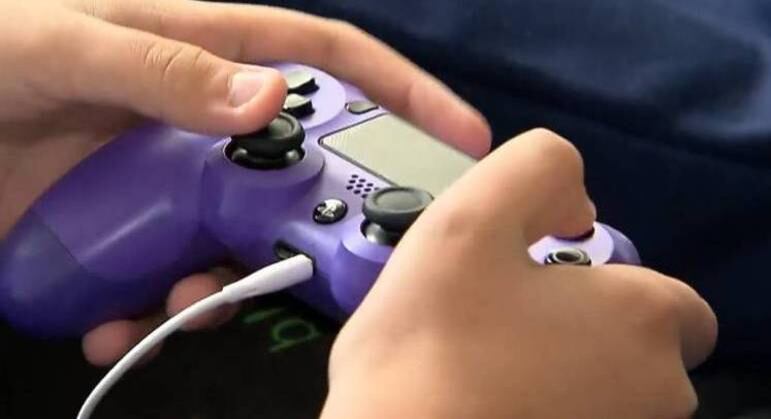 Criança jogando vídeo game