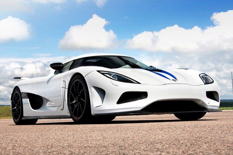 Queridinho dos ricos e famosos, o Koenigsegg Agera R é
outro daqueles “brinquedinhos” para marmanjo nenhum botar defeito. Com
um impressionante motor V8 5.0 litros com 1.099 cavalos, o modelo chega
aos 100 km/h em míseros 2,9 segundos e atinge a velocidade máxima de 418
km/h