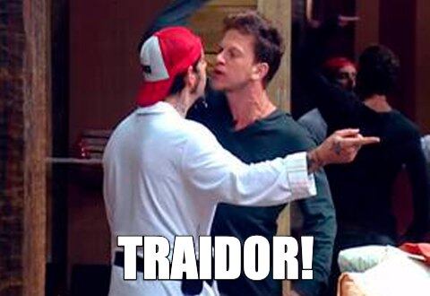 Traidor!
Para tudo porque a troca de ofensas entre Tico e Dudu em A Fazenda 3 foi histórica! Depois de uma revelação de voto, a confusão começou e Tico soltou o verbo para o companheiro de confinamento: "Judash, X-9, traidor!"