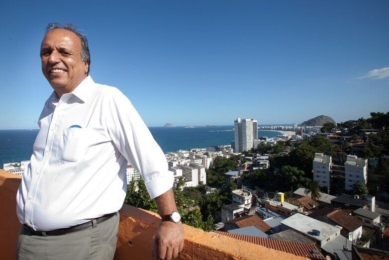 Pezão foi hostilizado por dois manifestantes hoje no Rio de Janeiro