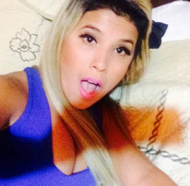 De acordo com o tabloide, o chileno sofreu muito com fadigas tanto por
causa dos jogos quanto porque a sua namorada, Laia Grassi, o exigia
muito sexualmente. Pouco tempo depois da informação ser publicada,
Sánchez
se separou da bela espanhola meses depois porque ela descobriu as
infidelidades
do atacante