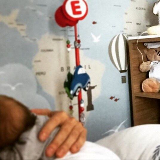 Durante a semana, Nero já tinha postado uma foto colocando o filho para dormir e acabou revelando detalhes do quartinho do bebê.

— Enquanto isso o senhor Urso me observa de longe pra examinar se estou fazendo tudo certinho pra ninar Noá. 
Que um Natal bacana seja capaz, cada vez mais, para mais e mais pessoas



