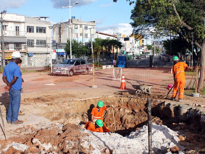 Recuperação da rede de drenagem da praça Irmã Dulce deve ser concluída até o final desta semana