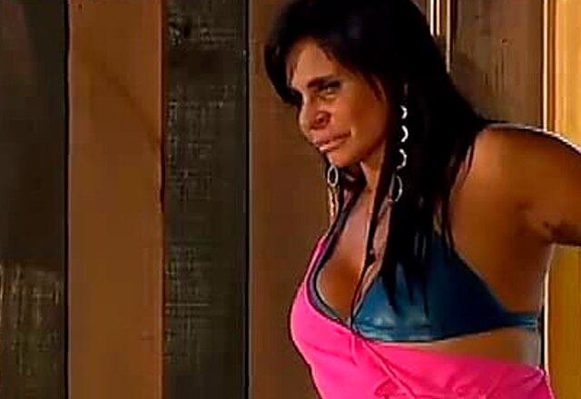 Despedida de Gretchen
Amparada por Felipe Sertanejo, Gretchen decidiu deixar A Fazenda e chorou muito ao se despedir dos peões. Foi um dos momentos mais difíceis da quinta temporada do reality!