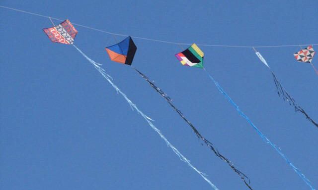 5. A rabiola da pipa deve ser evitada, pois pode enroscar nos fios elétricos;

