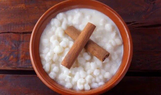 Canjica, ou mugunzá, é um clássico junino. Feita com milho branco ou amarelo, leite e açúcar, fica deliciosa quente ou fria e seu sabor é realçado com especiarias, como a canela. Veja como preparar uma versão enriquecida com coco 