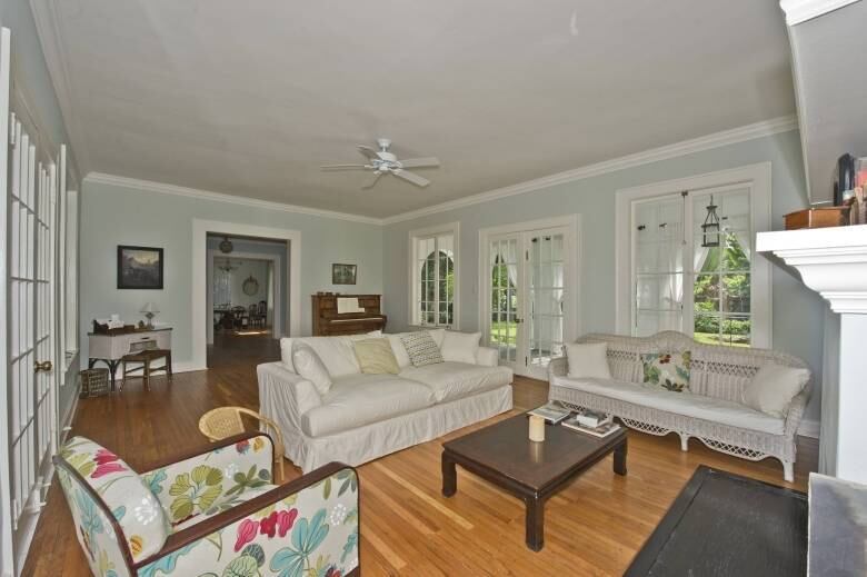 A foto acima mostra a sala de estar da mansão que pertenceu a Al Capone. Discreta atualmente, a decoração certamente era mais ousada na época em que o gângster vivia na residência