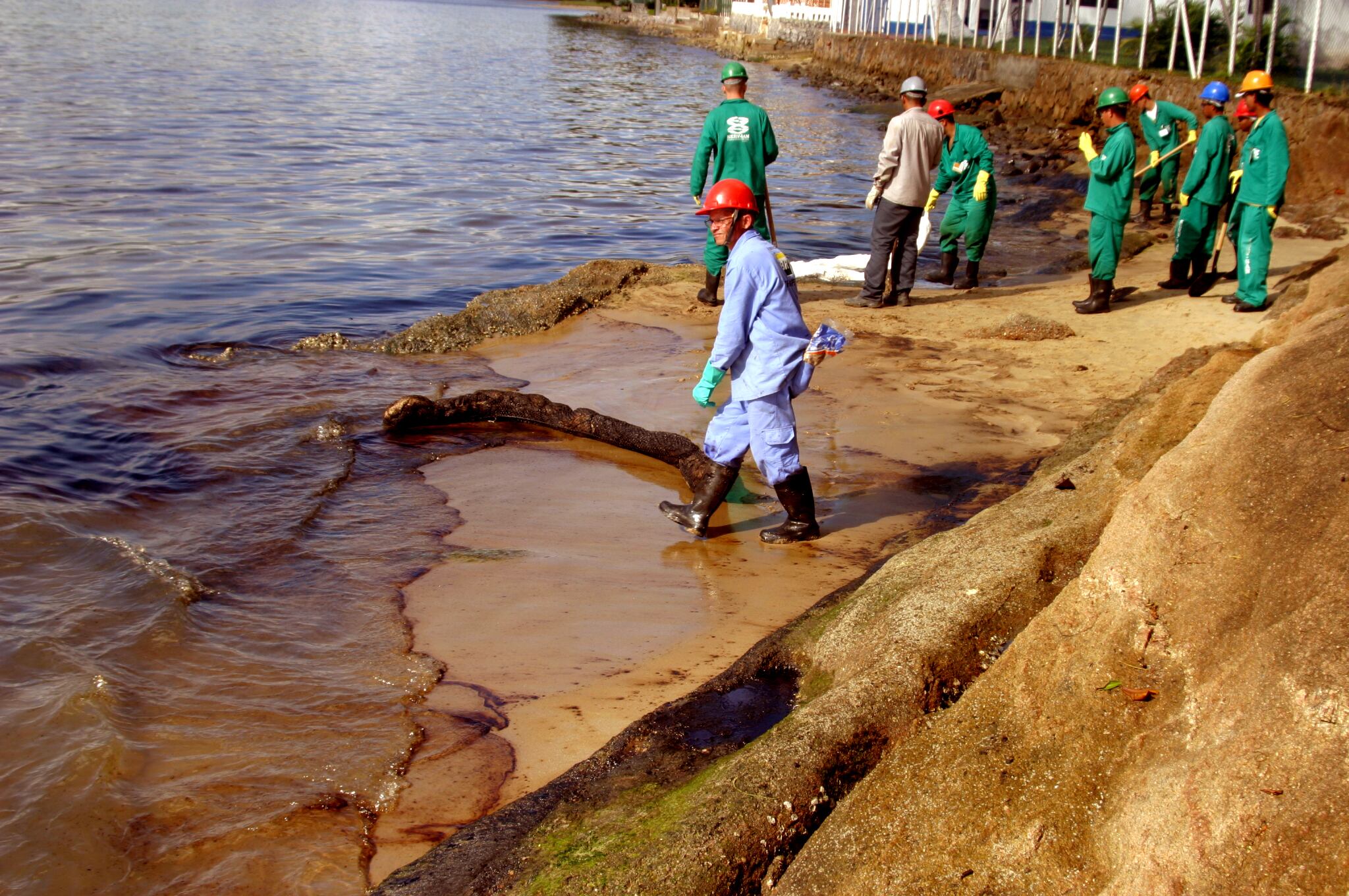 Produto chegou ao mar pelo canal de São Sebastião