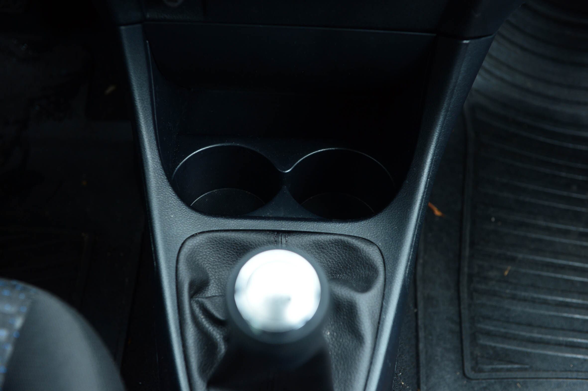 Porta copos bem localizado abaixo do painel central não disputa espaço com o câmbio de cinco marchas
Quer saber tudo sobre carros? Acesse www.r7.com/carros