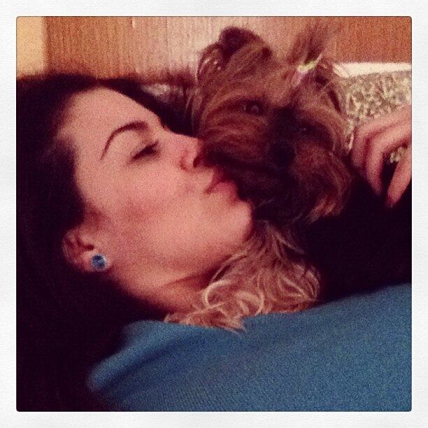 Até mesmo os momentos mais íntimos não ficam de fora. Na imagem acima, Gisele Rodrigues mostrou todo seu amor pelo bichinho de estimação
