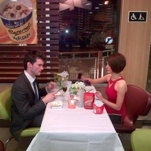 Nada mais romântico do que comemorar cinco anos de namoro no McDonald's, certo?