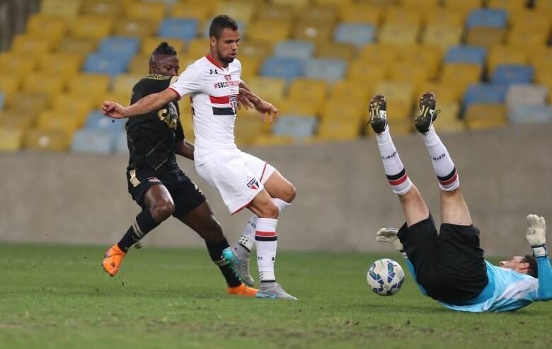 Com os zagueiros Gustavo Henrique e Luiz Felipe lesionados, o Santos busca um nome para o sistema defensivo. A bola da vez é Lucão, jogador contestado do São Paulo. Com os desfalques, o presidente Modesto Roma Júnior trata a contratação do defensor são-paulino como uma das prioridades