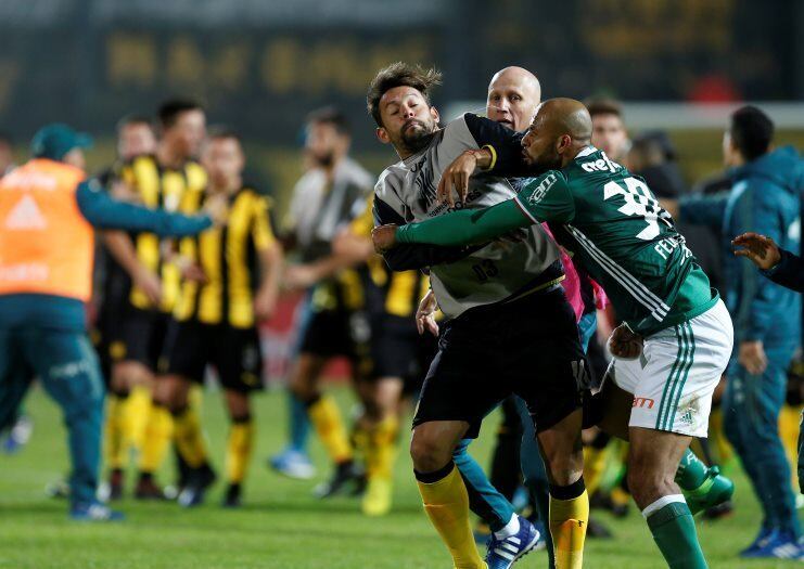 Felipe Melo, que protagonizou confusão na partida entre Peñarol x Palmeiras, precisa se recuperar de lesões