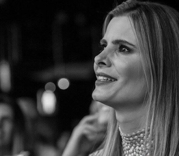 Flávia entrou para a vida de Luciano de uma maneira inusitada. Ela foi a show do cantor com uma amiga na cidade de Americana, no interior de São Paulo. Detalhe: Flávia detestava música sertaneja. Mas bastou o olhar do músico passar num grande telão para que a arquiteta se apaixonar