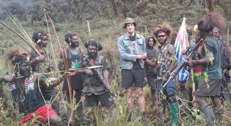 piloto sequestrado por rebeldes em papua interagindo amigavelmente com sequestradores