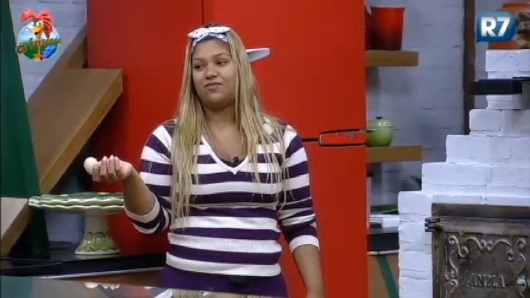 Mas nem sempre foi assim! Adepta de cirurgias plásticas, Yani decidiu deixar a lipoaspiração de lado e investir pesado na dieta. Para entrar no reality, a loira emagreceu 15 kg em apenas quatro meses!
