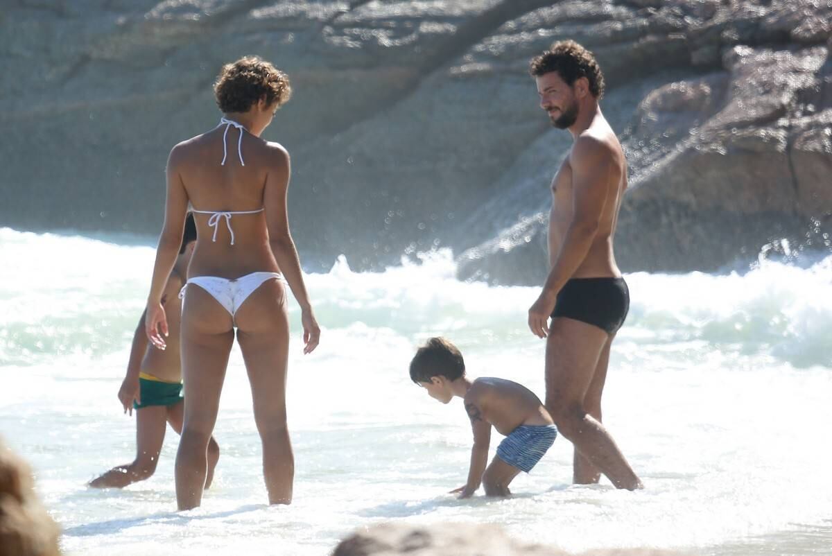 Sophie Charlotte e Daniel de Oliveira se divertem em praia com a família