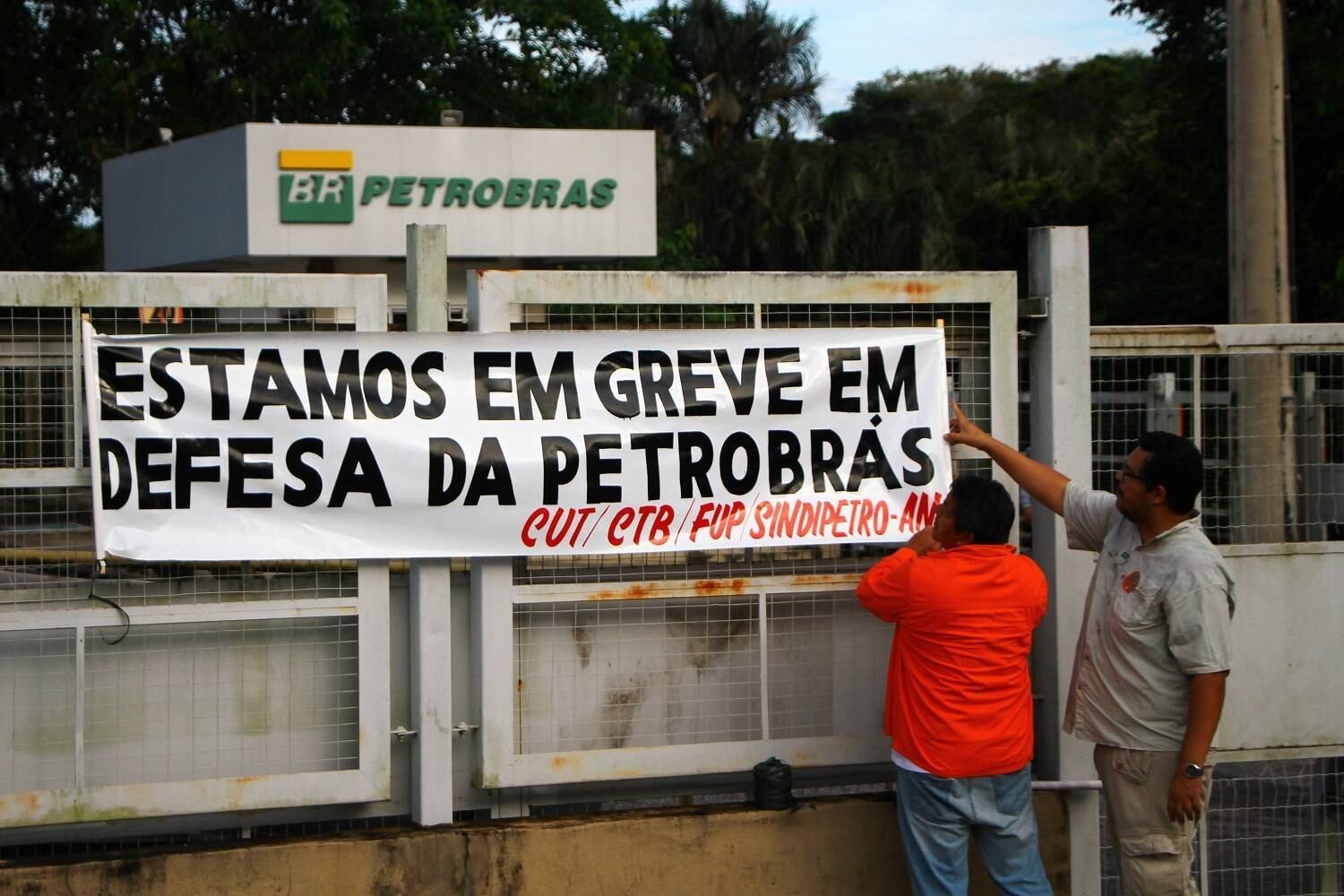 Petroleiros paralisam parcialmente as atividades na manhã desta quarta-feira (30) em frente à Refinaria da Petrobras, no distrito industrial de Manaus (AM)
