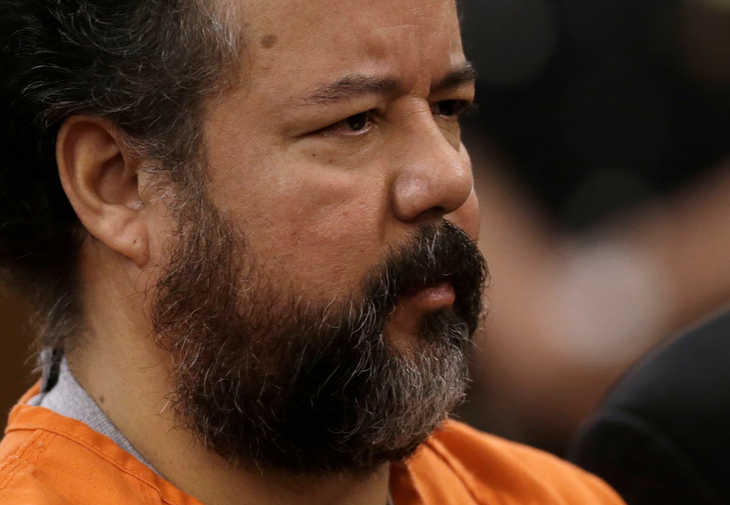 Ariel Castro, condenado pelo sequestro, estupro e
tortura de três mulheres de Cleveland que ele manteve em cativeiro por vários
anos, foi encontrado morto, após cometer suicídio, em sua cela