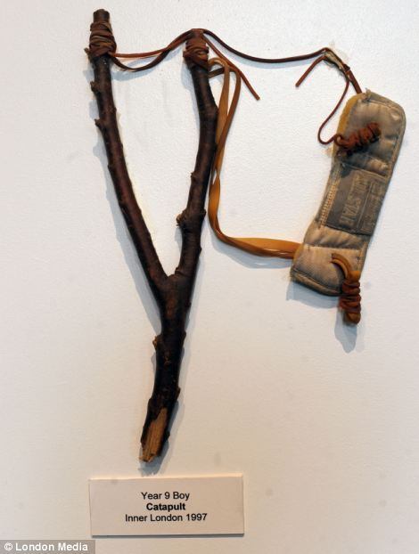 Segundo o professor, os itens permaneceram cofiscados pela escola durante muito tempo, e todos os alunos tiveram a possibilidade de pedi-los de volta - menos as armas e objetos roubados - em períodos específicos, mas escolheram não fazer isso