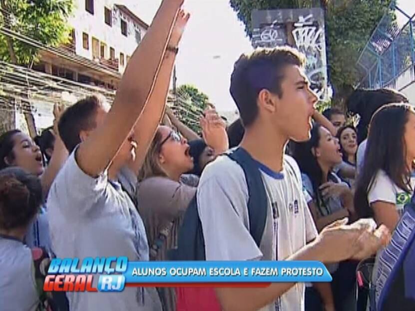 Nesta terça (22), cerca de cem estudantes fecharam os portões e impediram professores e alunos de entrar no prédio