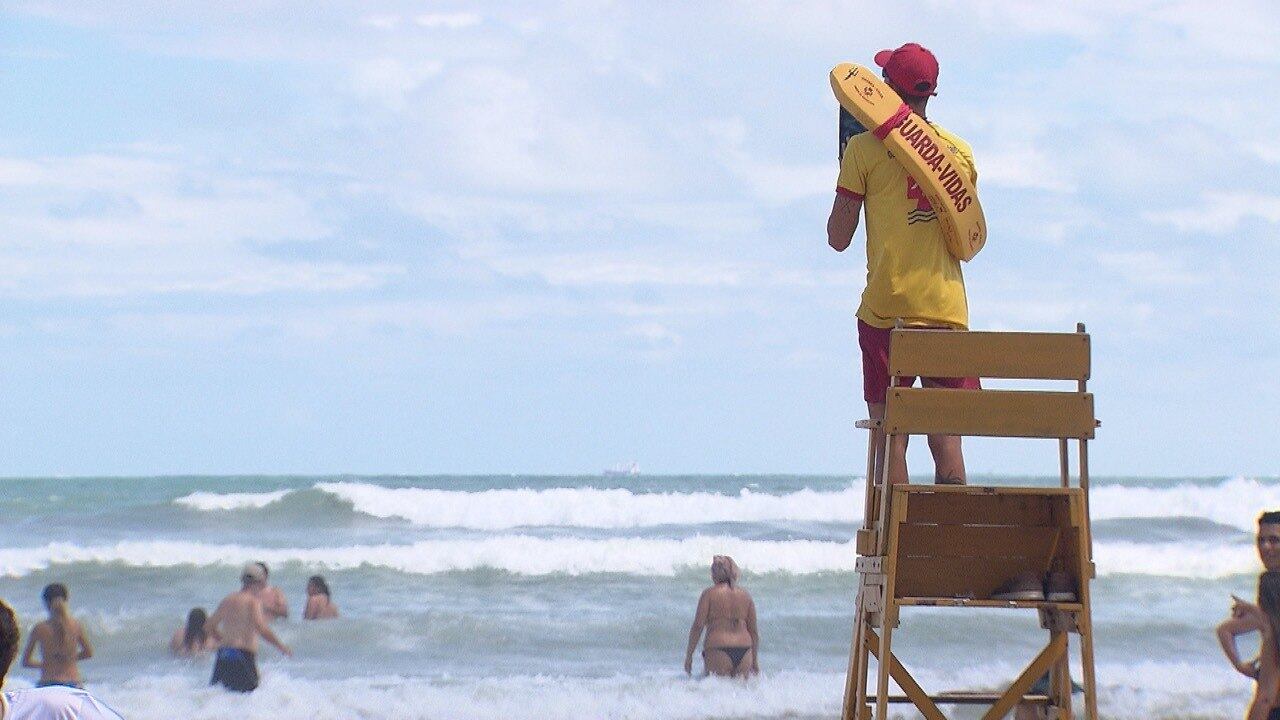 Câmera Record mostra praias lotadas e flagrantes de afogamentos durante a pandemia