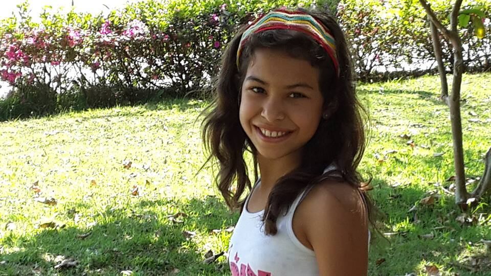 Os corpos das duas filhas do policial reformado já foram
liberados do IML (Instituto Médico Legal). A polícia encontrou também, no bolso
do policial, um carregador com mais 12 munições da pistola 380. Na foto, a filha adotiva do casal