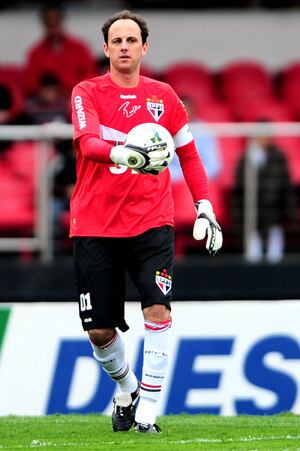 Não há duvidas que todo torcedor do São Paulo gostaria de ver o ídolo Rogério Ceni no banco de reservas como treinador da equipe. Talvez, essa seja uma grande oportunidade para o goleiro, que aos 40 anos de idade, possui contrato até o fim desse ano. Rogério já desconversou sobre uma possível aposentadoria, entretanto é uma possibilidade que não pode ser descartada