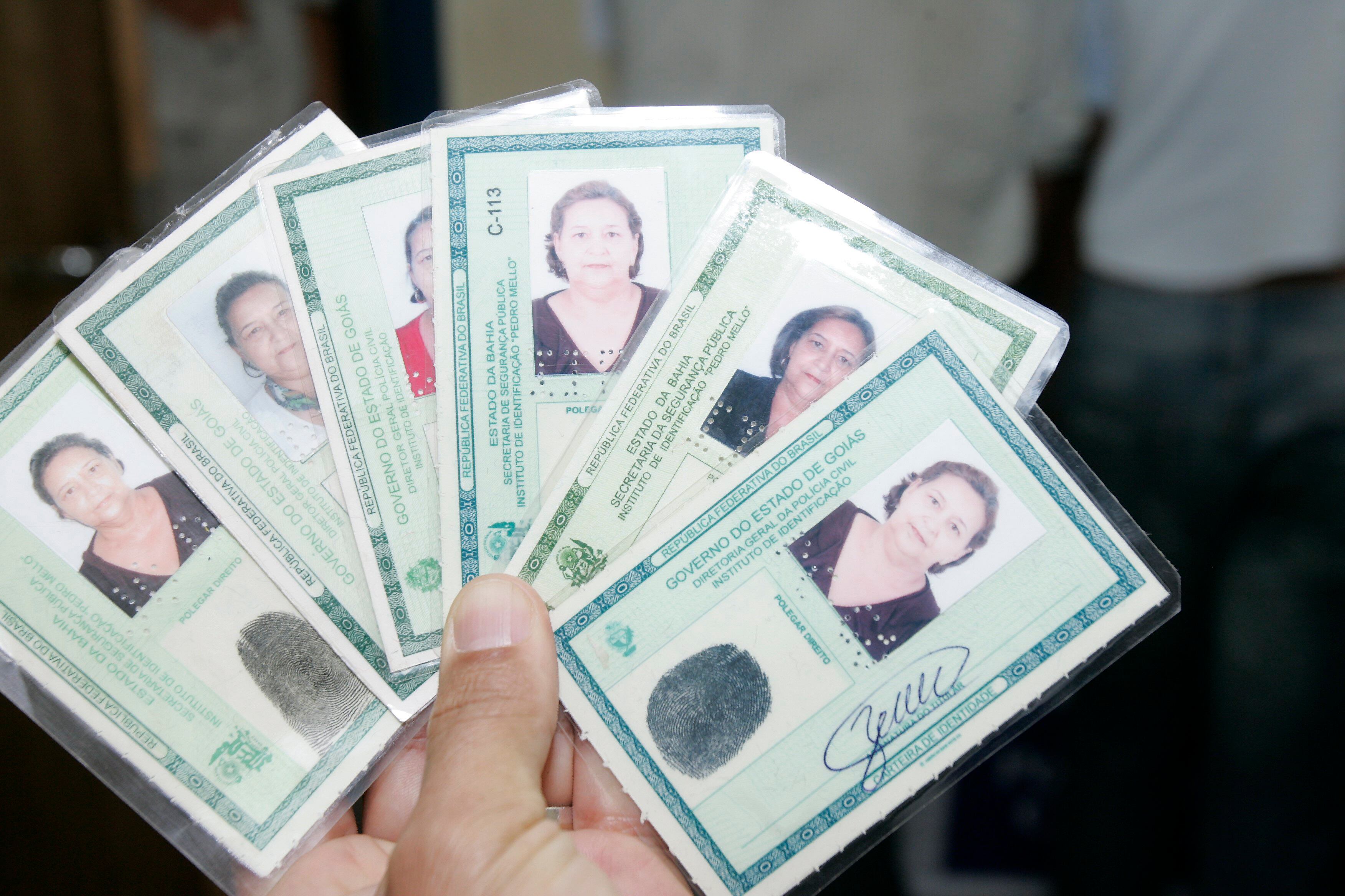 Diversos documentos de identidade e contracheques falsos foram apreendidos com o grupo