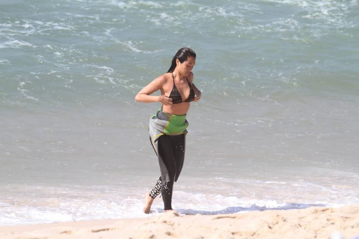 Aos 36 anos, Dani exibiu ótima forma, será que o surfe modelou seu corpo? 
