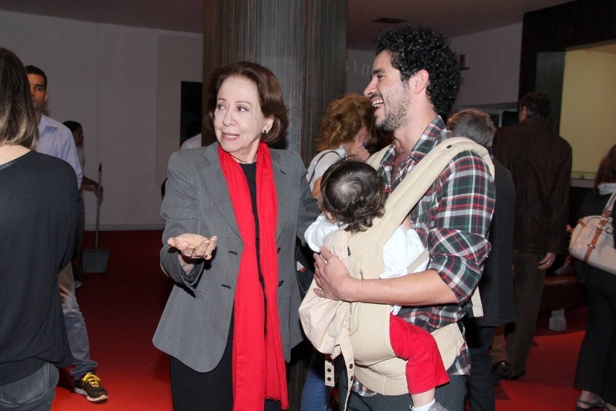 A atriz estava com lenço vermelho