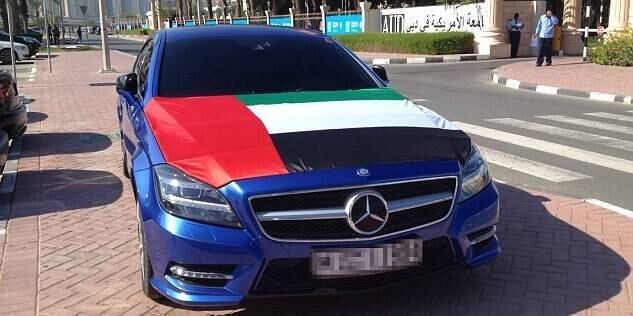 O Mercedes-Benz CLS 63 AMG é um dos orgulhos dos alemães. Talvez para compensar isso o dono dessa unidade colocou uma bandeira dos Emirados Árabes sobre o motor V8 de 525 cv

Saiba tudo sobre carros! Acesse R7.com/carros
E confira os melhores preços de novos e usados em r7.icarros.com.br