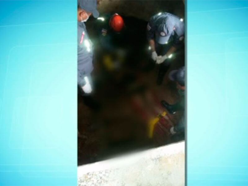 A vítima, que estava bastante machucada, foi encontrada
dentro do fosso de um dos elevadores, que estão sendo construídos para dar
acesso aos deficientes físicos a uma das passarelas, no sentido Rótula do
Abacaxi