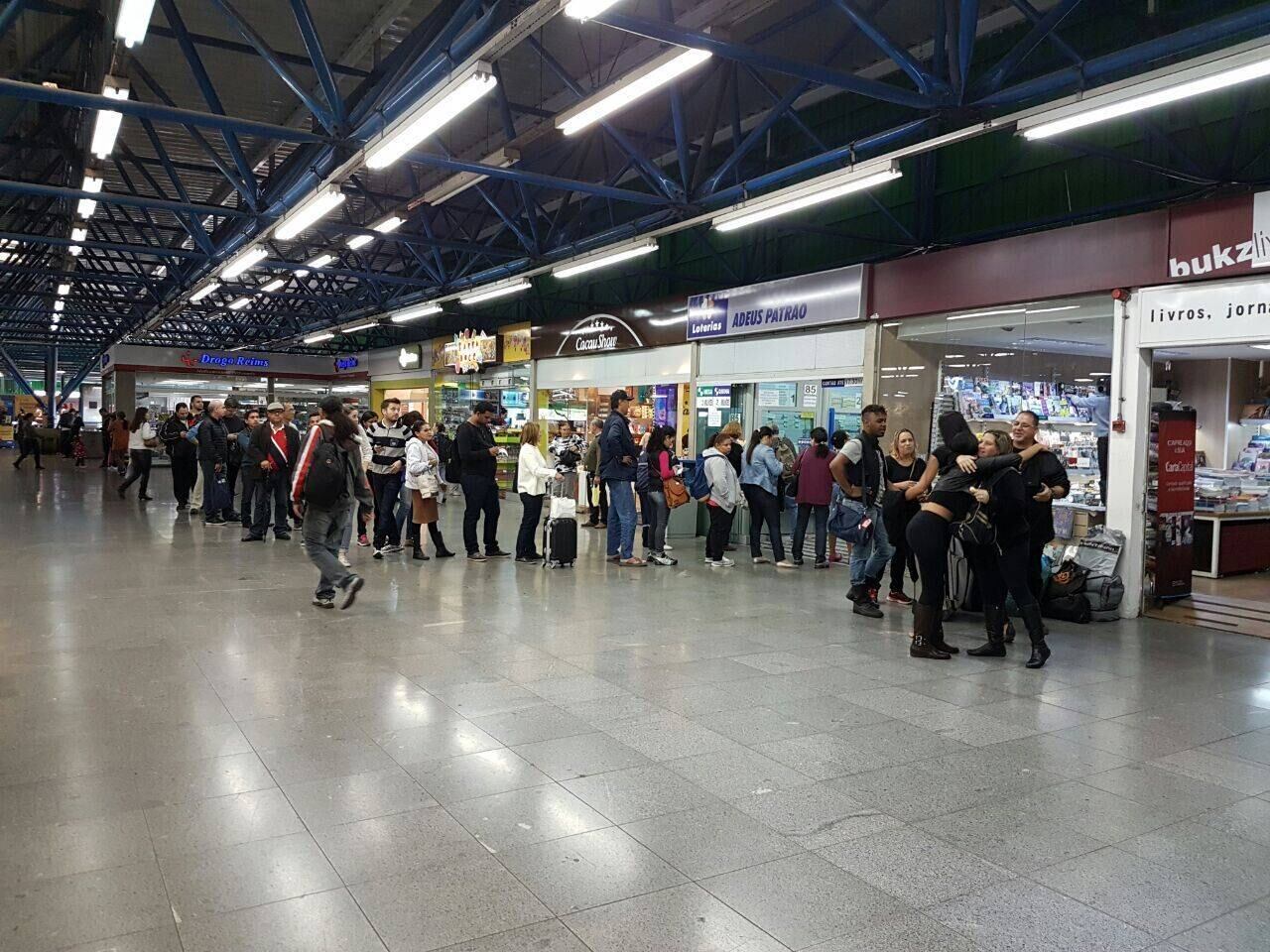 Agência da Lotérica fica lotada nesta tarde com greve em bancos