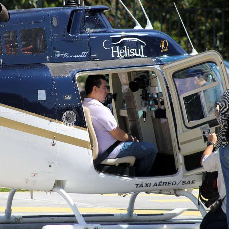Buddy Valastro, o Cake Boss, aproveitou a quinta-feira (13) para dar um passeio de helicóptero pelo Rio de Janeiro. Sempre simpático, ele tirou fotos com os fãs na lagoa Rodrigo de Freitas, um dos cartões-postais da cidade