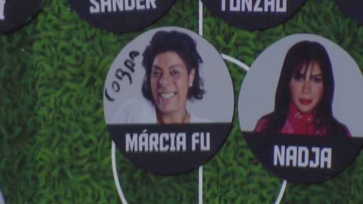 "Cobrafu"

Indignada com a postura de Márcia Fu no último Resta Um, Simioni chamou a peoa de "Cobrafu" e escreveu o xingamento na imagem da atleta que fica no quadro tático. A imagem ainda tomou algumas cuspidas, tamanha a raiva da empresária em ter ido para a Roça