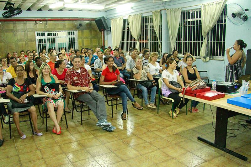 A última análise divulgada pela Unesco sobre os avanços dos países que lutam para erradicar o analfabetismo, chamada de Relatório de Monitoramento Global de Educação para Todos, apontou que o Brasil é o oitavo país com maior número de adultos que não sabem ler nem escrever dentre 160 nações. Apesar do dado negativo, o País mantém programas voltados para ensino das pessoas que ficaram fora da escola. Conheça a vida de alguns brasileiros que se inscreveram nas escolas para adultos, conhecidas pela sigla EJA, e estão lutando para sair das estatísticas da Unesco