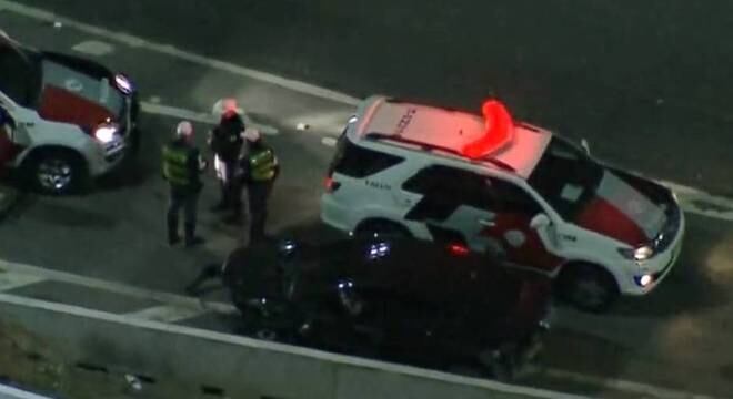 Acidente na Marginal Pinheiros deixa duas mulheres feridas e pistas bloqueadas