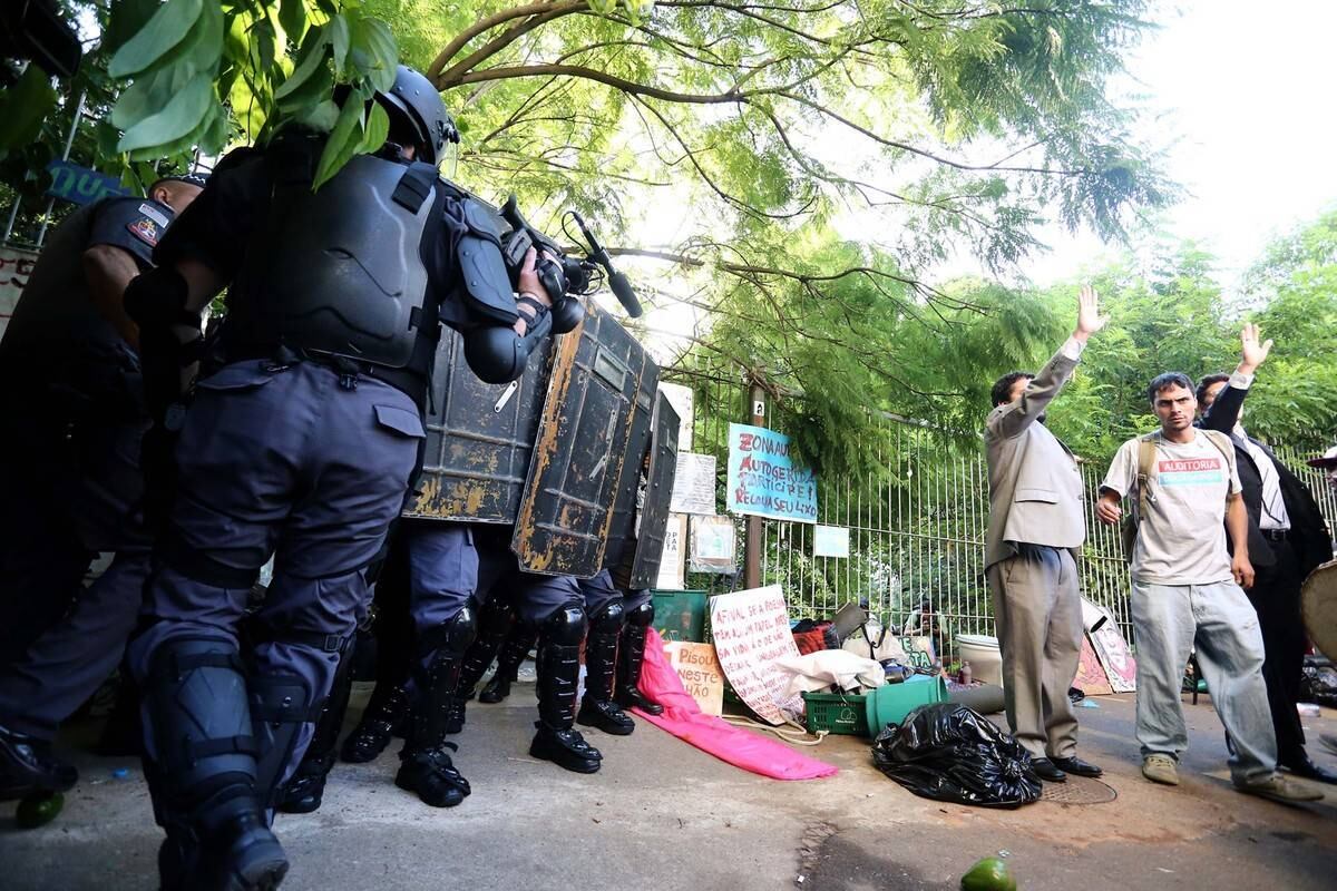 A vigília montada desde meados de janeiro no Parque Augusta, no centro de São Paulo, chega ao fim nesta quarta-feira (4). As construtoras donas do terreno onde estavam acampados os ativistas conseguiram na Justiça um mandado de reintegração de posse. O grupo protesta contra a construção de prédios em parte do local