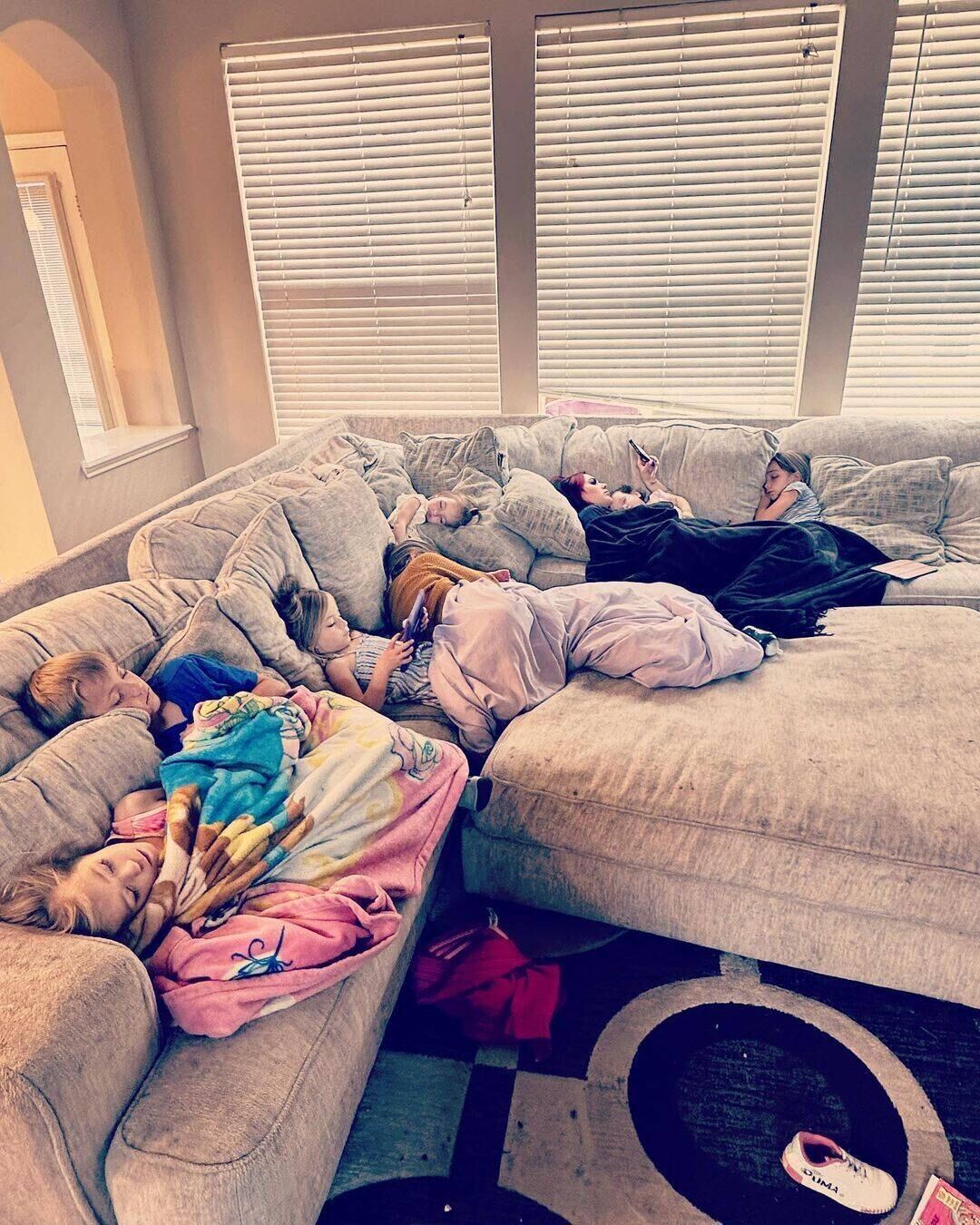 E você deve estar se perguntando: quanto esses pais gastam para manter tantos filhos? O total não foi revelado. No entanto, a mamãe da família afirmou ter gastado cerca de 6.000 libras apenas em presentes natalinos — o equivalente a R$ 37.290, na cotação atual

Fique conosco! Rafaella Justus e seus looks mais bafônicos, cheios de estilo e personalidade