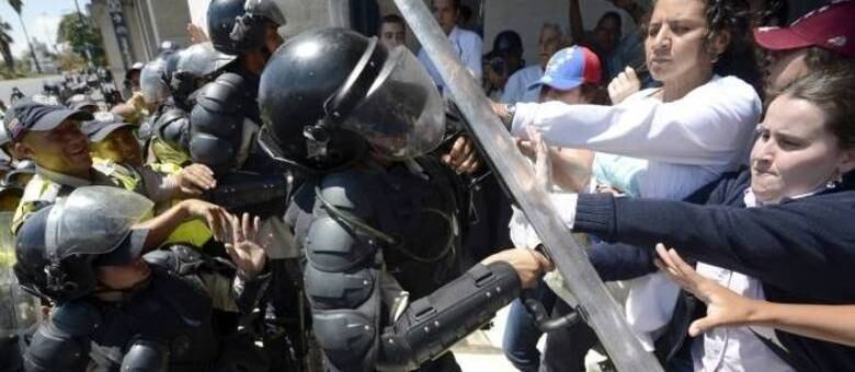 Funcionários da saúde enfrentaram tropa de choque na última segunda-feira
