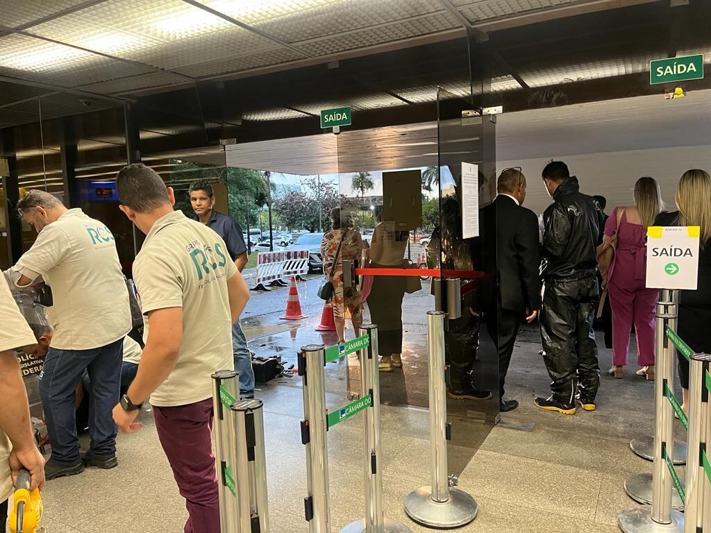 Porta da Câmara se quebrou com a força do vento