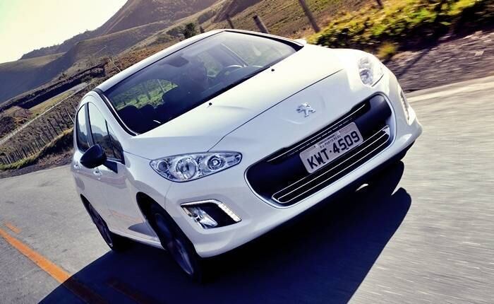 Peugeot 308 THP — A versão turbo do hatch médio estreou no Salão de São Paulo e é, hoje, um dos modelos mais acessíveis com teor esportivo. O motor 1.6 16V turbo é o mesmo do sedã 408 THP, com 165 cv e um torque vigoroso de 24,5 kgfm solto logo a 1.400 rpm. O zero a 100 km/h leva os mesmos 8,3 segundos do Bravo, mas a máxima é maior: 215 km/h



Motor: 1.6 16V turbo

Potência: 165 cv a 6.000 rpm

Torque: 24,5 kgfm a 1.400 rpm

Câmbio: automático, seis marchas

Preço: a partir de R$ 75.990