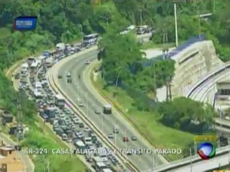 Congestionamento na BR-324 chegou a seis km