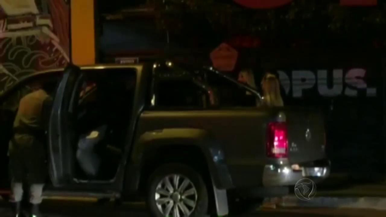 Certo dia, o dono ligou pedindo o carro de volta, mas Bruna disse que não iria devolver. Foi então que o proprietário do veículo parou o casal no meio da rua e chamou a polícia

+ Quer ver tudo o que rolou no Cidade Alerta? Veja a íntegra no R7 Play
